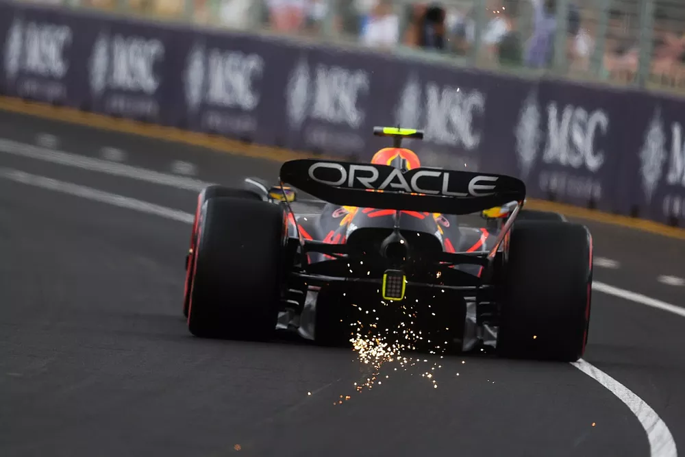 Des &eacute;tincelles s'&eacute;chappent de la monoplace de Sergio Perez, Red Bull Racing RB18