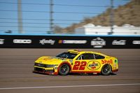 Joey Logano supera a su compa&ntilde;ero de equipo y se proclama tricampe&oacute;n de NASCAR