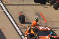 VÍDEO NASCAR: Mecânico escapa 'por um triz' de pneu desgovernado em incidente nos boxes