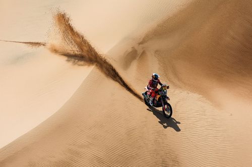 Sanders da un paso más para ganar el Dakar tras el primer asalto en el Empty Quarter