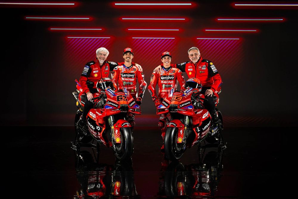 Gigi Dall’Igna, director de Ducati, con Francesco Bagnaia, Márc Marquez, y Mauro Grassilli, director deportivo de Ducati