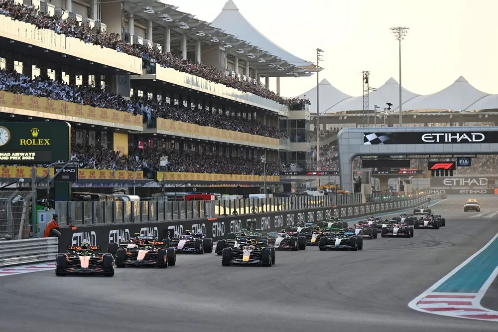 Lando Norris, McLaren MCL38 , Oscar Piastri, McLaren MCL38, Max Verstappen, Red Bull Racing RB20, Carlos Sainz, Ferrari SF-24, the rest of the field into the first corner