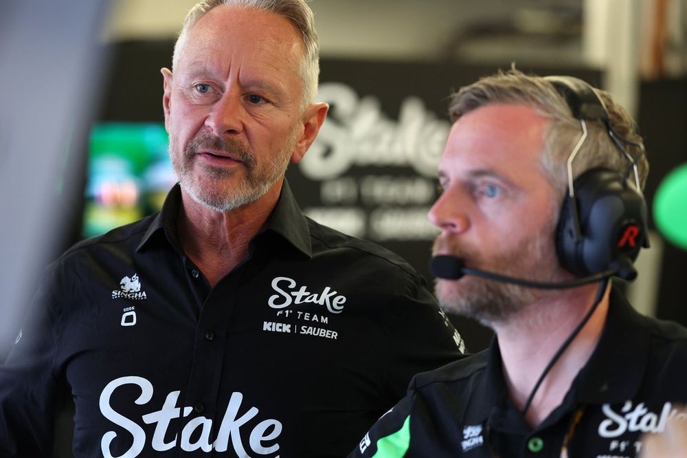 Jonathan Wheatley, diretor da equipe Stake F1 Team Kick Sauber, e Lee Stevenson, chefe de mec&acirc;nicos da equipe Stake F1 Team Kick Sauber