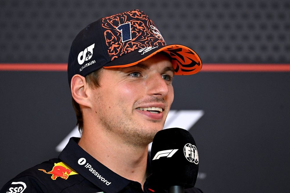 Come Max Verstappen gestisce le domande su Mercedes e 2026