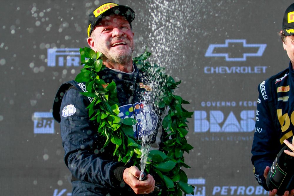 Rubens Barrichello celebra vitória no Velocitta