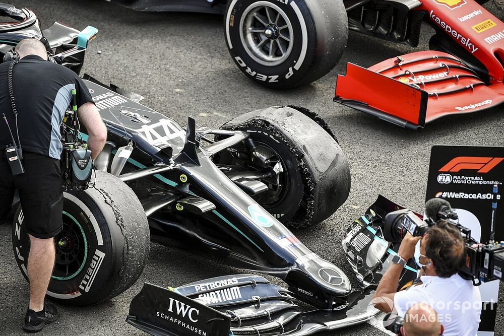 El neumático pinchado del monoplaza de Lewis Hamilton, Mercedes F1 W11 en Parc Ferme