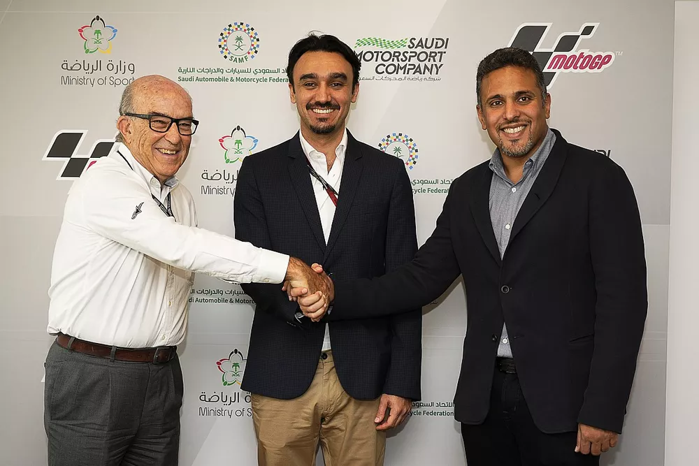 Carmelo Ezpeleta, CEO de Dorna con Su Alteza Real el Pr&iacute;ncipe Abdulaziz bin Turki Al-Faisal, Ministro de Deporte de Arabia Saud&iacute; y Khalid Bin Sultan Al Abdullah Al-Faisal, presidente de la Federaci&oacute;n del Autom&oacute;vil de Arabia Saud&iacute; y la Motorcycle Federation y la Saudi Motorsport Company (SMC)