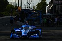 Palou sube el podio en un festival de accidentes en Nashville