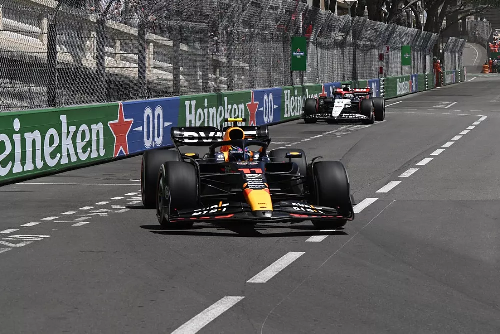 Sergio Perez, Red Bull Racing RB19, Nyck de Vries, AlphaTauri AT04