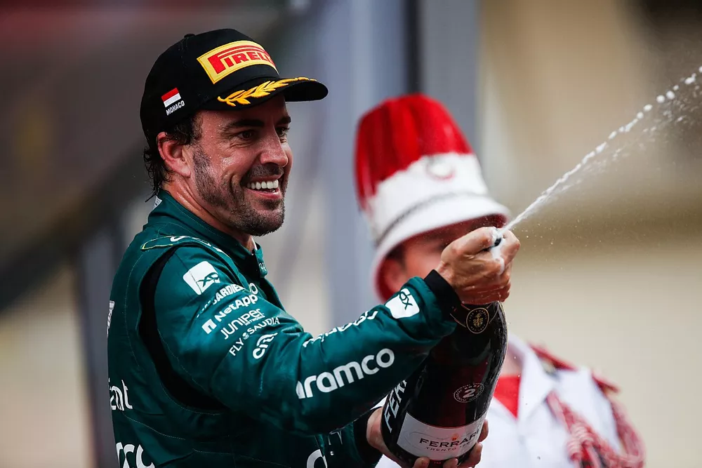 Podio: segundo lugar Fernando Alonso, Aston Martin F1 Team