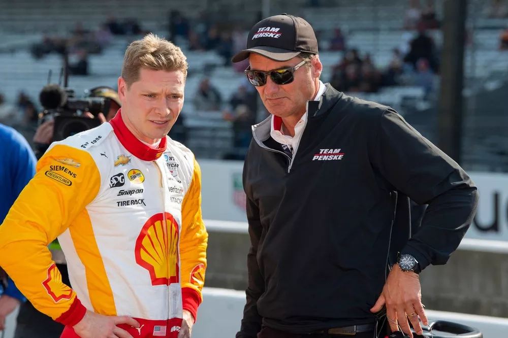 Josef Newgarden, Team Penske Chevrolet talking to Tim Cindric after failing to qualify for the Top Twelve session for the Indianapolis 500.