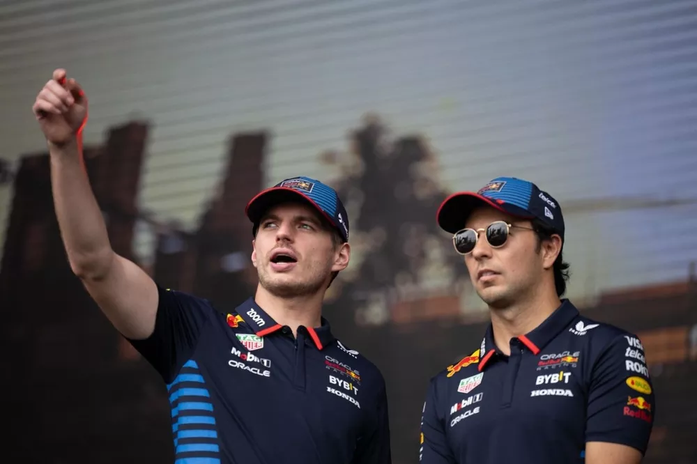 Max Verstappen y Sergio P&eacute;rez, Red Bull Racing, en el escenario
