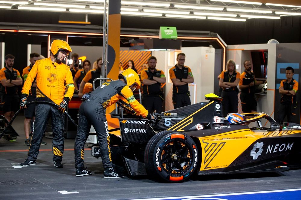 Mec&aacute;nicos con la carga r&aacute;pida del equipo NEOM McLaren de F&oacute;rmula E Jake Hughes, McLaren, e-4ORCE 04 