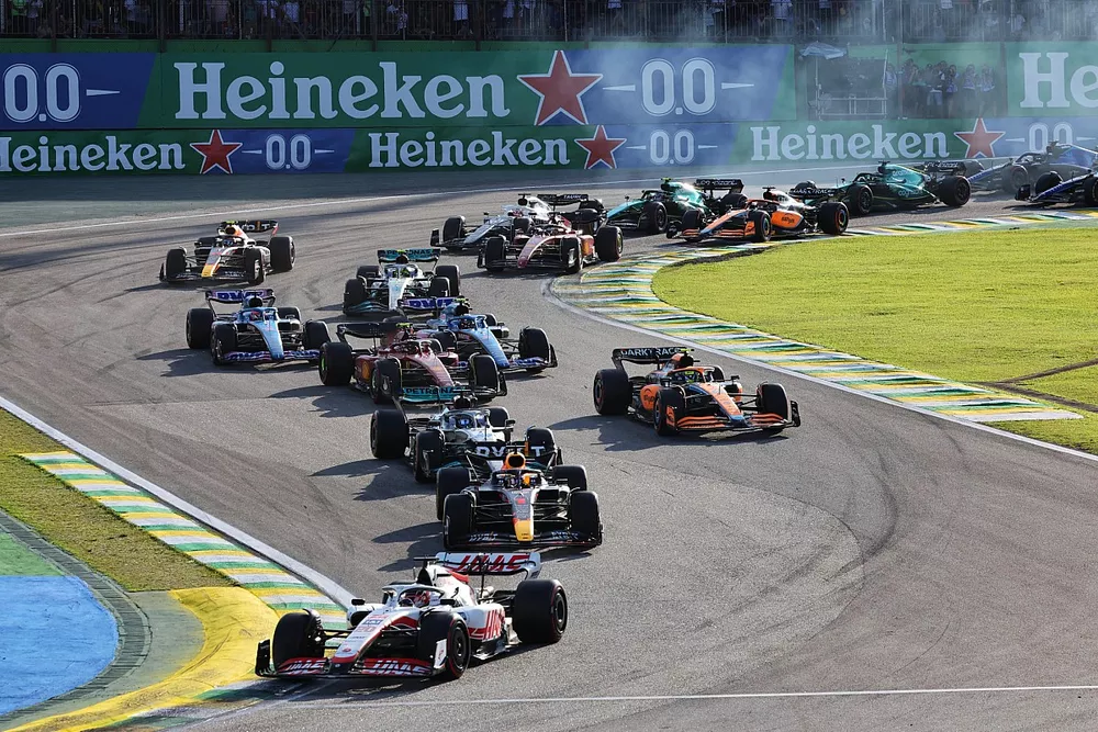 Kevin Magnussen, Haas VF-22, Max Verstappen, Red Bull Racing RB18, followed by George Russell, Mercedes W13, Lando Norris, McLaren MCL36, the rest of the pack at the start of the race