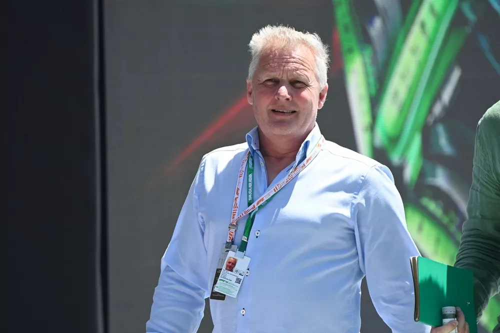 Johnny Herbert, arriveert in de paddock.