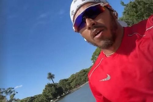 Hamilton est&aacute; de visita en Argentina