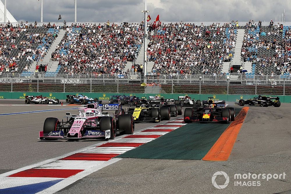 Sergio Perez, Racing Point RP19, Nico Hulkenberg, Renault F1 Team R.S. 19, Max Verstappen, Red Bull Racing RB15, and the remainder of the field as Daniel Ricciardo, Renault F1 Team R.S.19,  Antonio Giovinazzi, Alfa Romeo Racing C38, y Romain Grosjean, Haas F1 Team VF-19