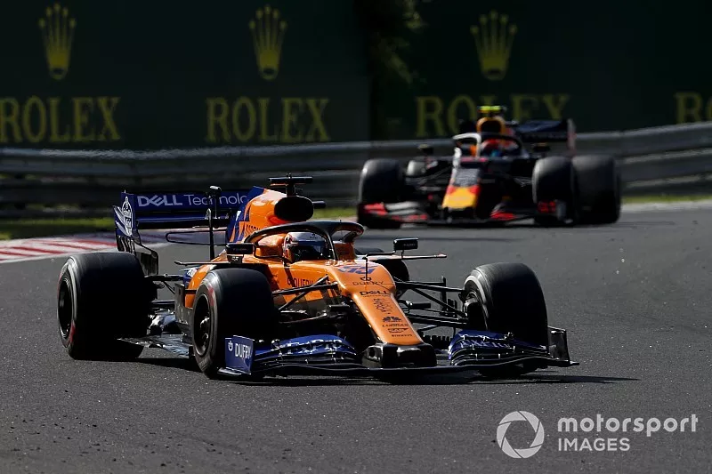 Carlos Sainz Jr., McLaren MCL34, precede Pierre Gasly, Red Bull Racing RB15