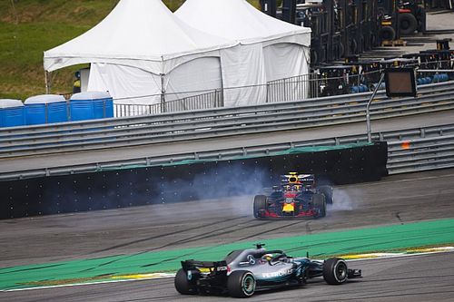 Hamilton echa m&aacute;s le&ntilde;a al fuego y cuestiona el incidente de Verstappen