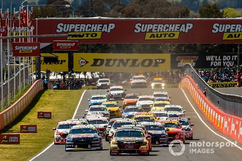 Start action, David Reynolds, Erebus Motorsport Holden leads