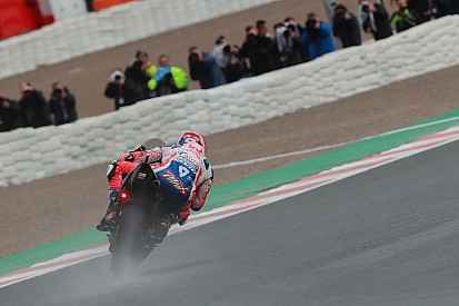 MotoGP, Valencia, Libere 2: la pioggia esalta gli italiani, Petrucci primo e Rossi terzo!