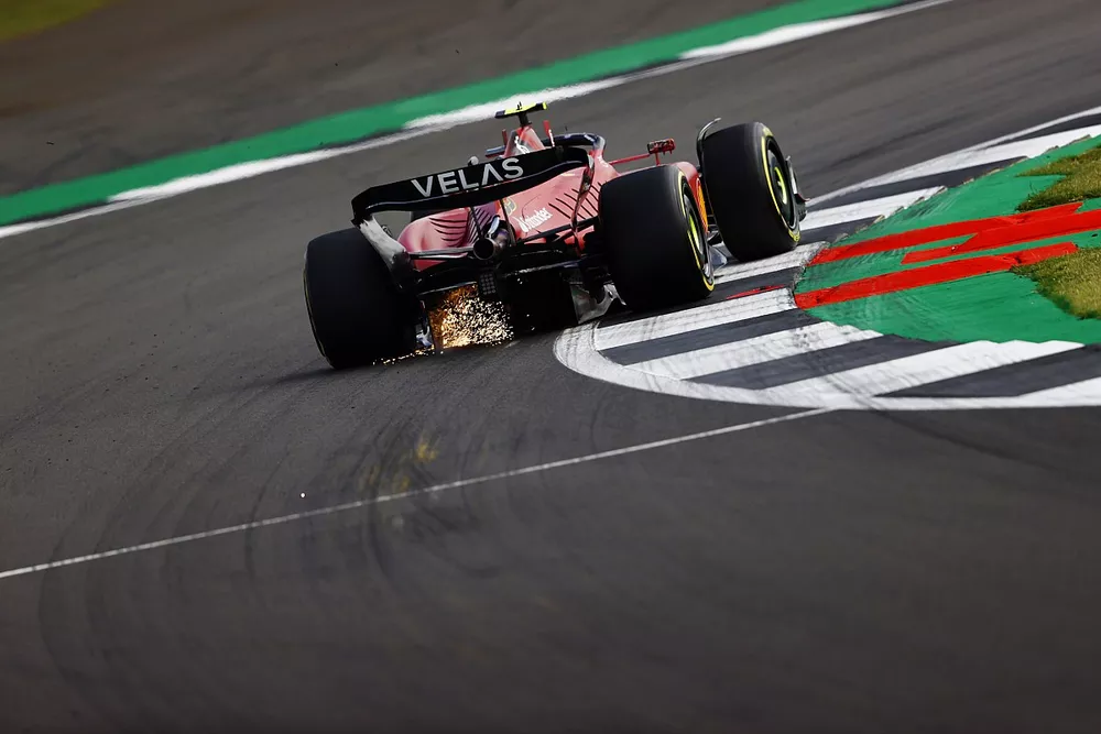 Carlos Sainz, Ferrari F1-75, fait des &eacute;tincelles