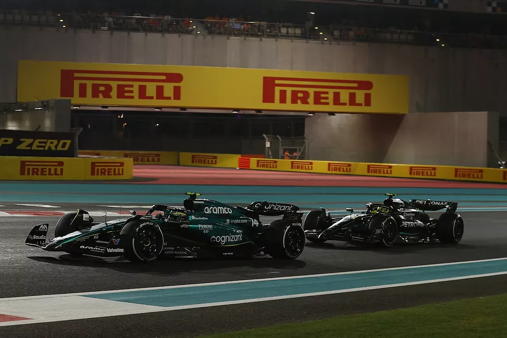 Fernando Alonso, Aston Martin AMR23, devant Sir Lewis Hamilton, Mercedes F1 W14