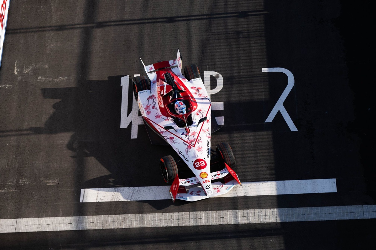 洋書　F1GP　フォーミュラーワン　E　ターボ sacha-fenestraz-nissan-formula.jpg