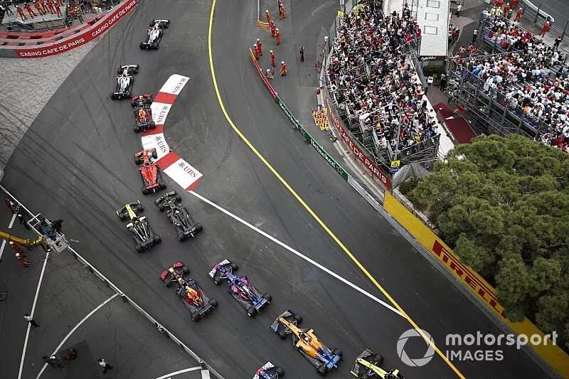 Lewis Hamilton, Mercedes AMG F1 W10 devant le peloton au d&eacute;part