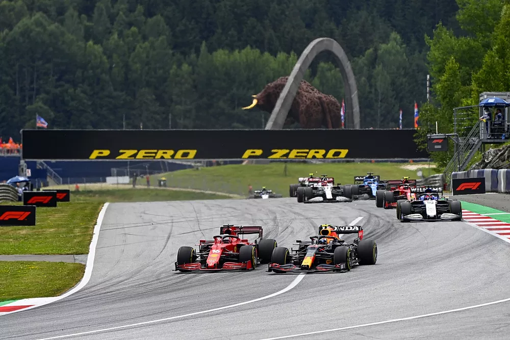 Sergio Perez, Red Bull Racing RB16B, se bat avec Charles Leclerc, Ferrari SF21