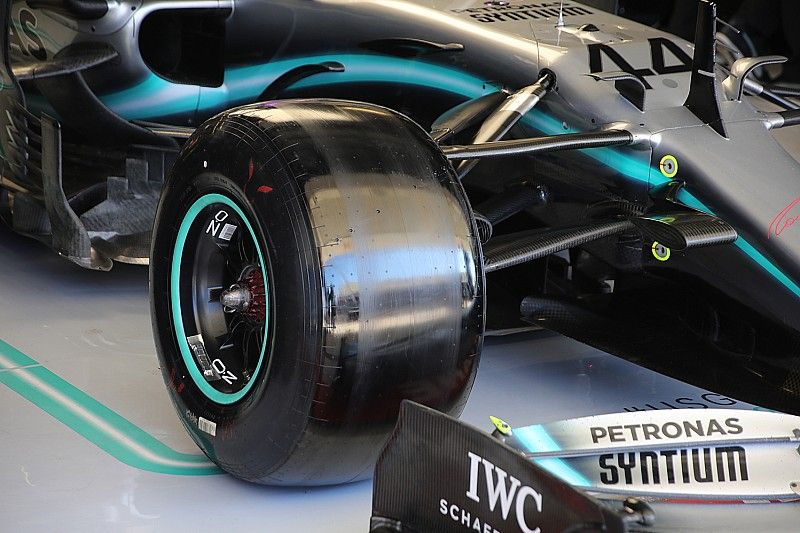 Mercedes AMG F1 W10, suspensi&oacute;n delantera