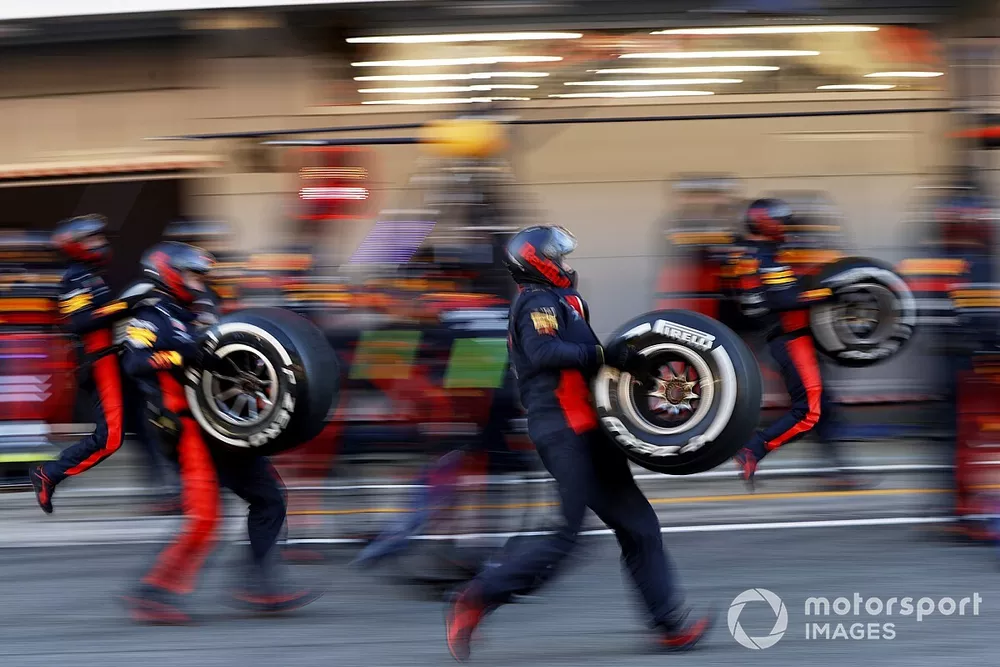 Alex Albon, Red Bull Racing RB16 pit stop