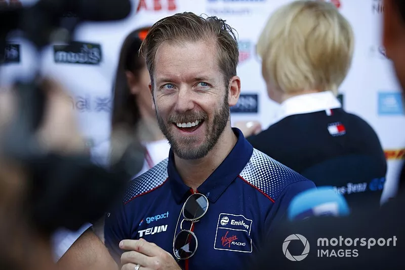 Sam Bird, Virgin Racing talks to the press 