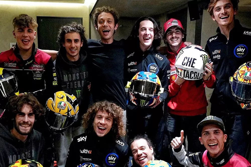 Foto di gruppo con Valentino Rossi, Petronas Yamaha SRT
