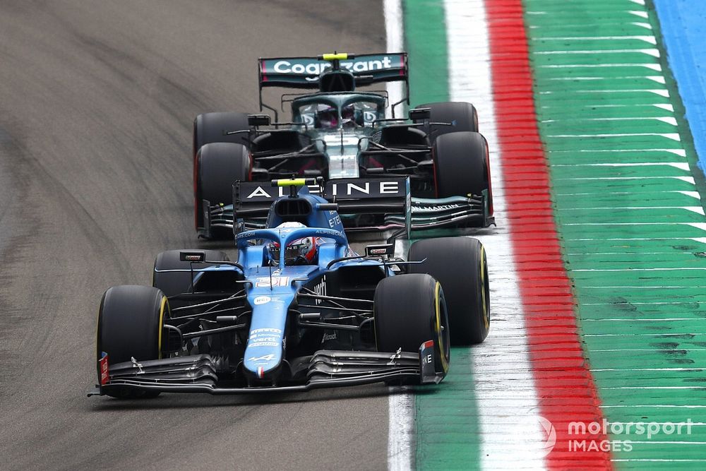 Esteban Ocon, Alpine A521, Sebastian Vettel, Aston Martin AMR21