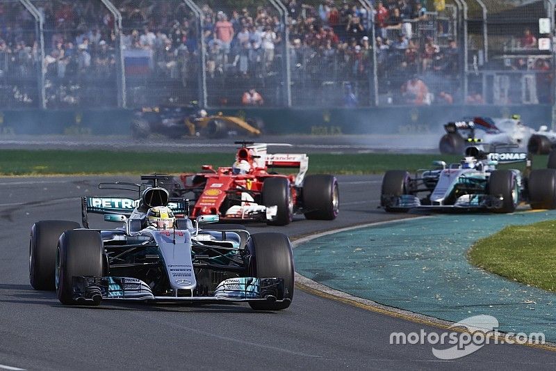 Lewis Hamilton, Mercedes AMG F1 W08, Sebastian Vettel, Ferrari SF70H y Valtteri Bottas, Mercedes AMG