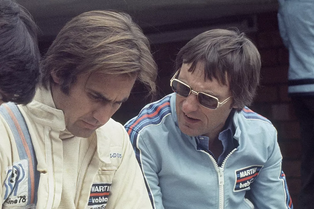 Gordon Murray en Bernie Ecclestone met Carlos Reutemann, Brabham BT44B-Ford
