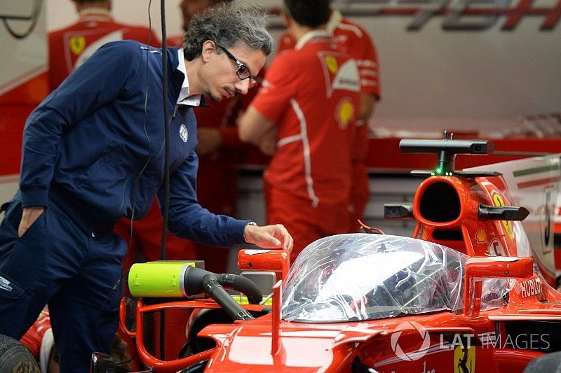 Laurent Mekies, Director de seguridad de la FIA ve el Ferrari SF70-H con el escudo cabina