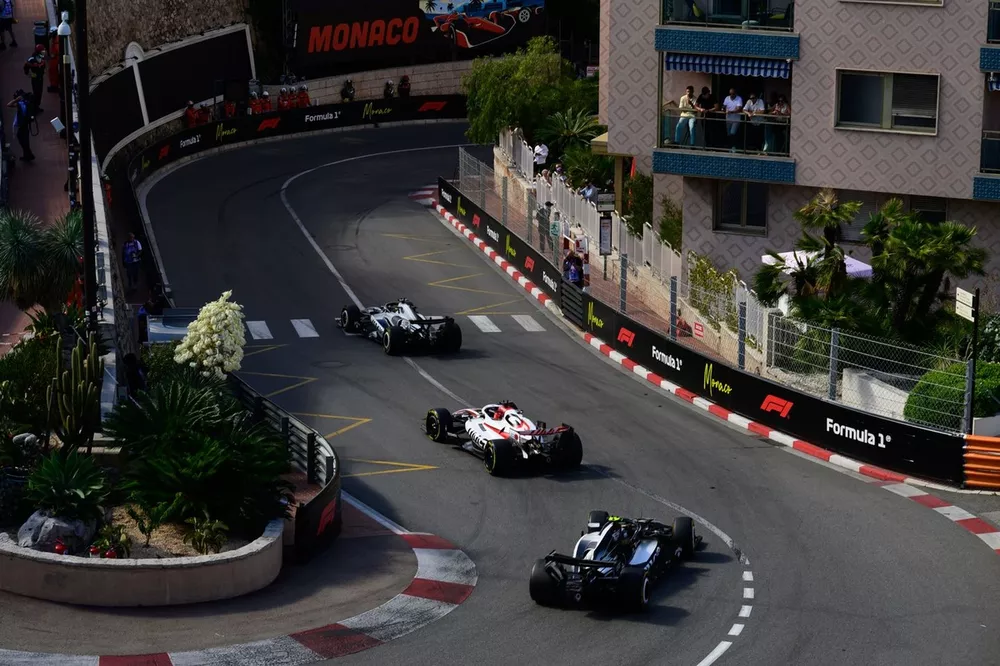 Sergio P&eacute;rez, Cadillac MAC-26,Esteban Ocon, Haas VF-26,Valtteri Bottas, Cadillac MAC-26