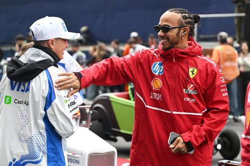 Hamilton critica pilotos aposentados e promete apoio aos novatos da F1