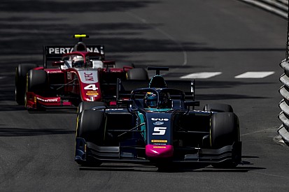 Albon handed five-place penalty for de Vries clash