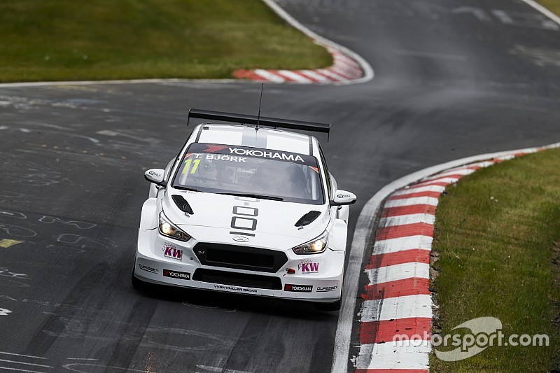 Thed Björk vuela en el Nordschleife