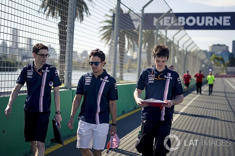 Sergio P&eacute;rez, Force India, camina la pista.