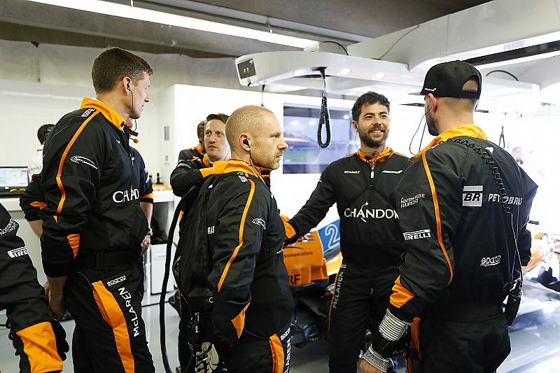 Ingenieros de McLaren en el box