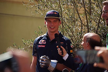 Verstappen ontvangt Trofeo Bandini in brandende hitte: "Ik ben vereerd"