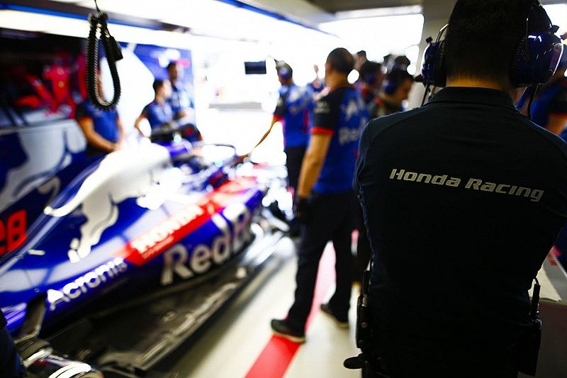 Miembros de Honda trabajan en el box de Toro Rosso