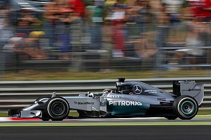 Hamilton szenzációs előzése: Räikkönen első szárnya bánta