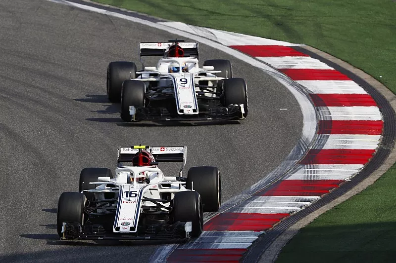 Charles Leclerc, Sauber C37 Ferrari, Marcus Ericsson, Sauber C37 Ferrari