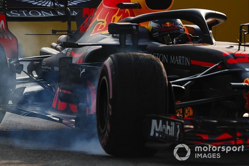 Max Verstappen, Red Bull Racing RB14, bloquea el neum&aacute;tico delantero