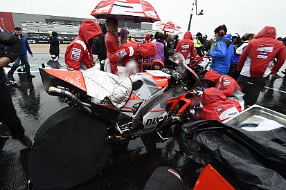 Képeken a kaotikus állapotok Silverstone-ból: ezért maradt el a Brit GP?!